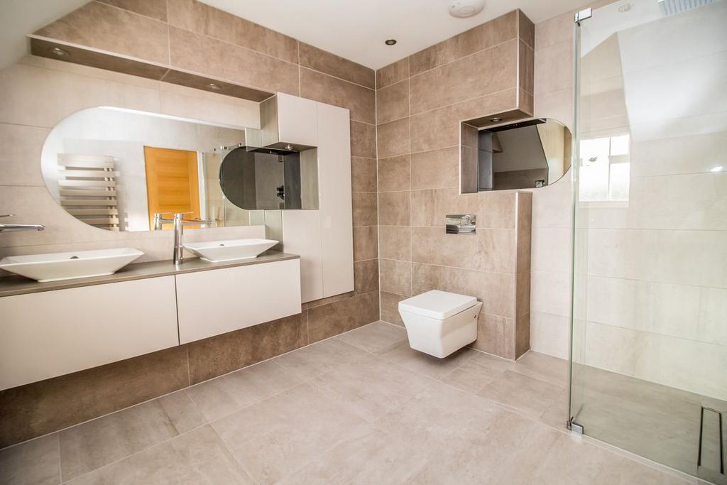 Master Bedroom En-suite.