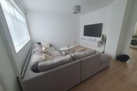 3 bedroom semi-detached house to rent, Philips Avenue, Farnworth, Bolton
