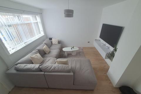 3 bedroom semi-detached house to rent, Philips Avenue, Farnworth, Bolton