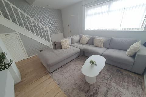 3 bedroom semi-detached house to rent, Philips Avenue, Farnworth, Bolton