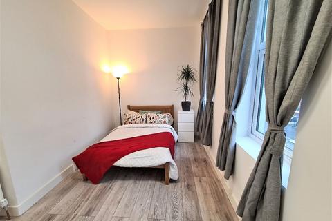 Studio to rent, Kilburn High Road, Kilburn, London,  NW6