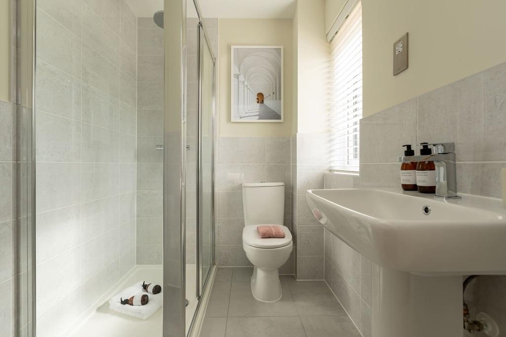 The main bedroom benefits from an en suite