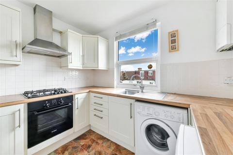 2 bedroom flat to rent, Thirsk Road, Mitcham CR4