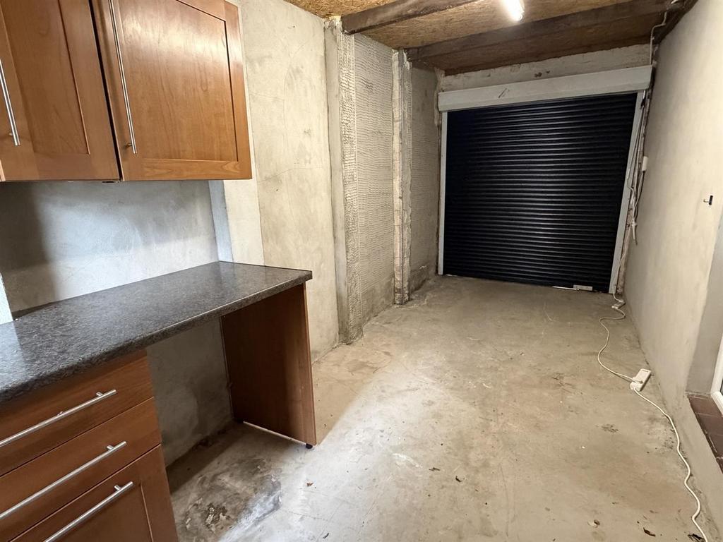 Attached Garage/Utility