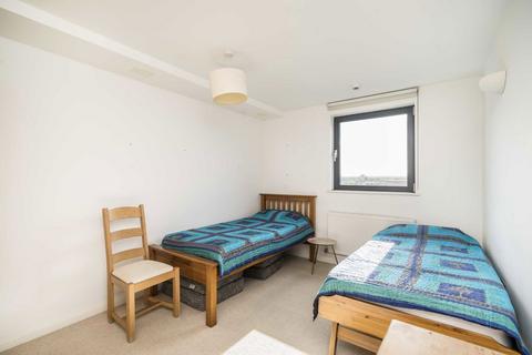 2 bedroom flat to rent, Stanley Road, London SW19