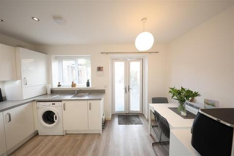 2 bedroom semi-detached house for sale, Finchley Close, Hull