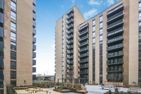 2 bedroom flat to rent, Capital Interchange Way, Brentford, TW8.