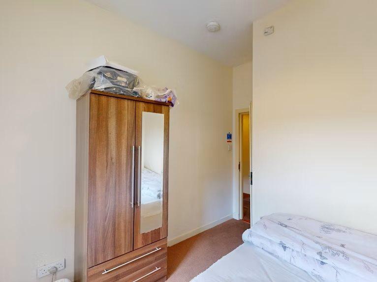Bedroom pic 2