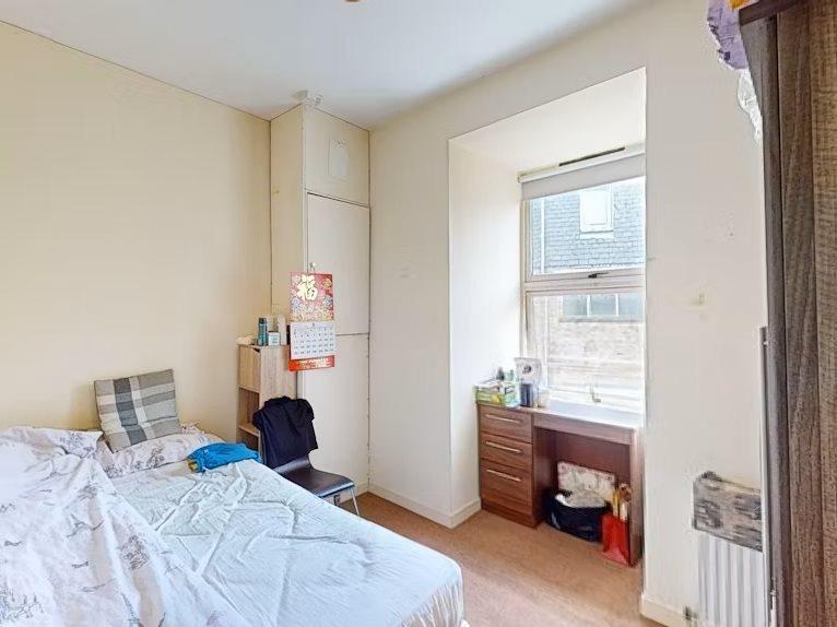 Bedroom pic 1