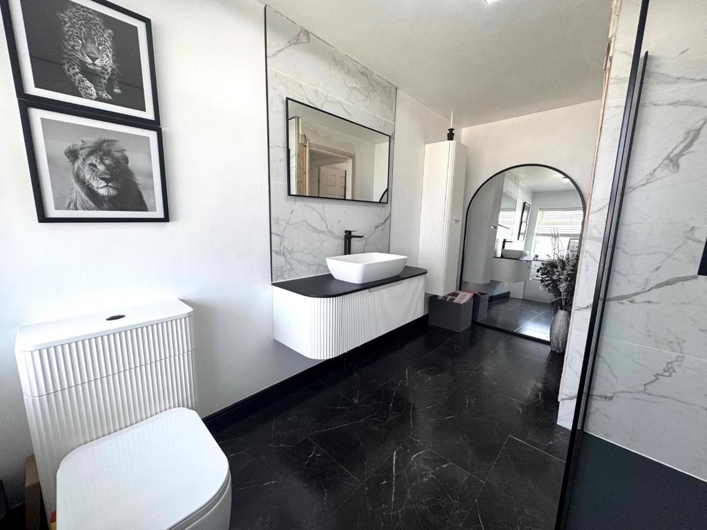 Ensuite 1.jpg