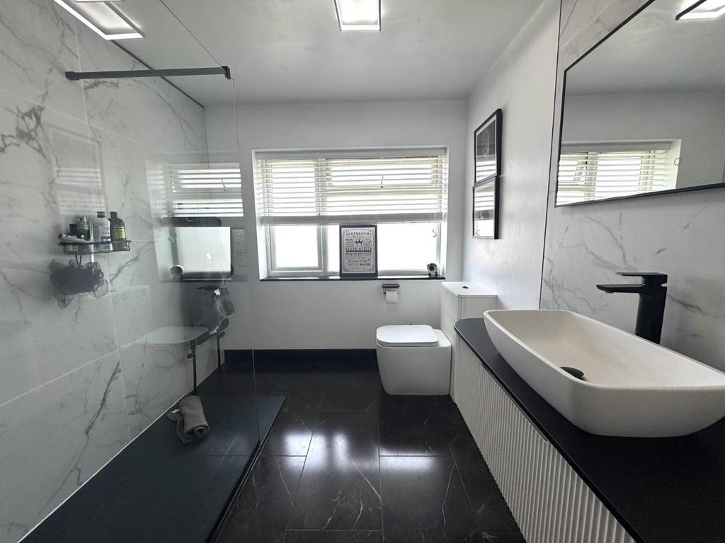 Ensuite 2.jpg