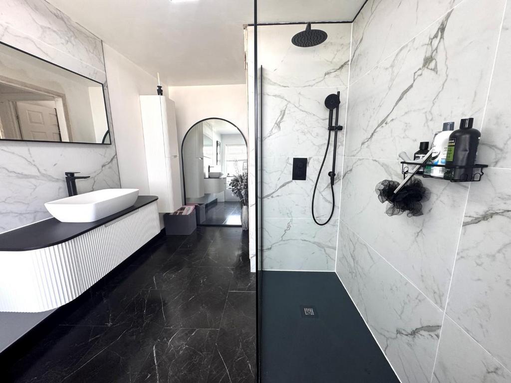 Ensuite 3.jpg