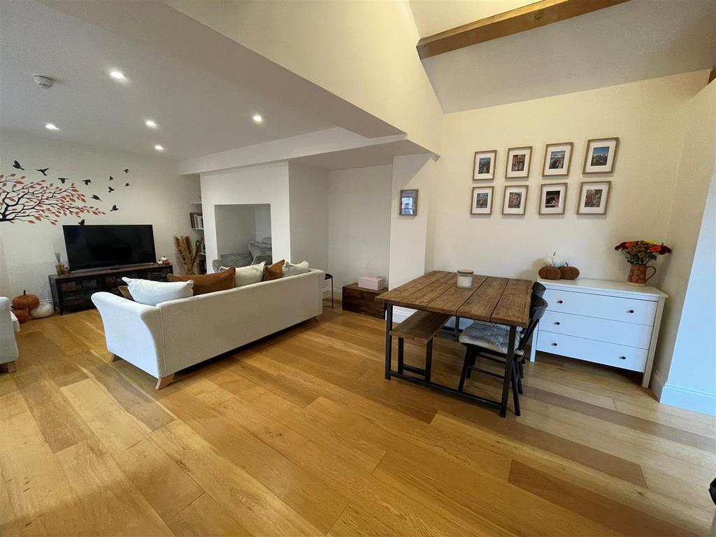 Livingroom 3.jpg