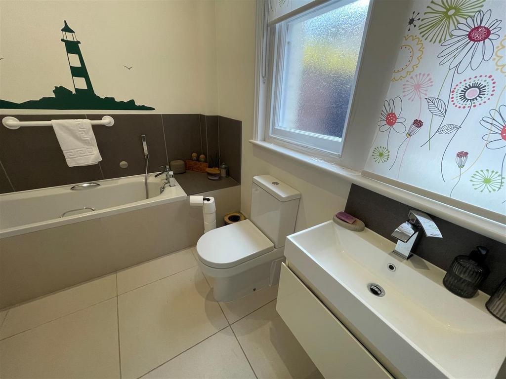Bathroom 1.jpg