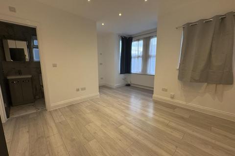 7 bedroom semi-detached house to rent, Hounslow,  null,  TW3