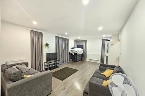 3 bedroom maisonette to rent, Butchers Road, London E16
