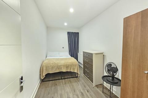 3 bedroom maisonette to rent, Butchers Road, London E16
