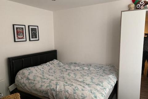 Studio to rent, LARGE STUDIO WITH PARKING