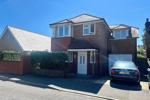 3 bedroom detached house to rent, Howards Grove, Southampton SO15