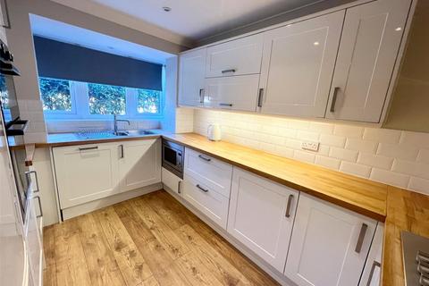 3 bedroom detached house to rent, Howards Grove, Southampton SO15