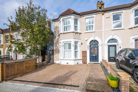 2 bedroom flat for sale, Flat B, Arngask Road, London