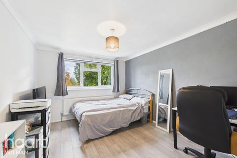3 bedroom end of terrace house for sale, Yew Close, Witham