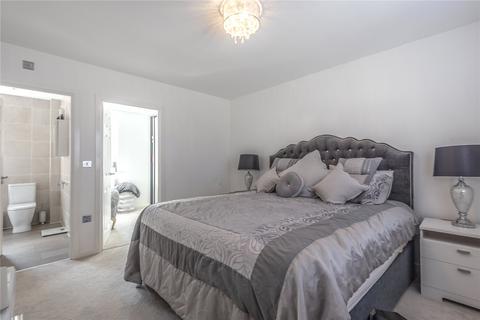 4 bedroom detached house to rent, Savernake Way, Hampshire SO50
