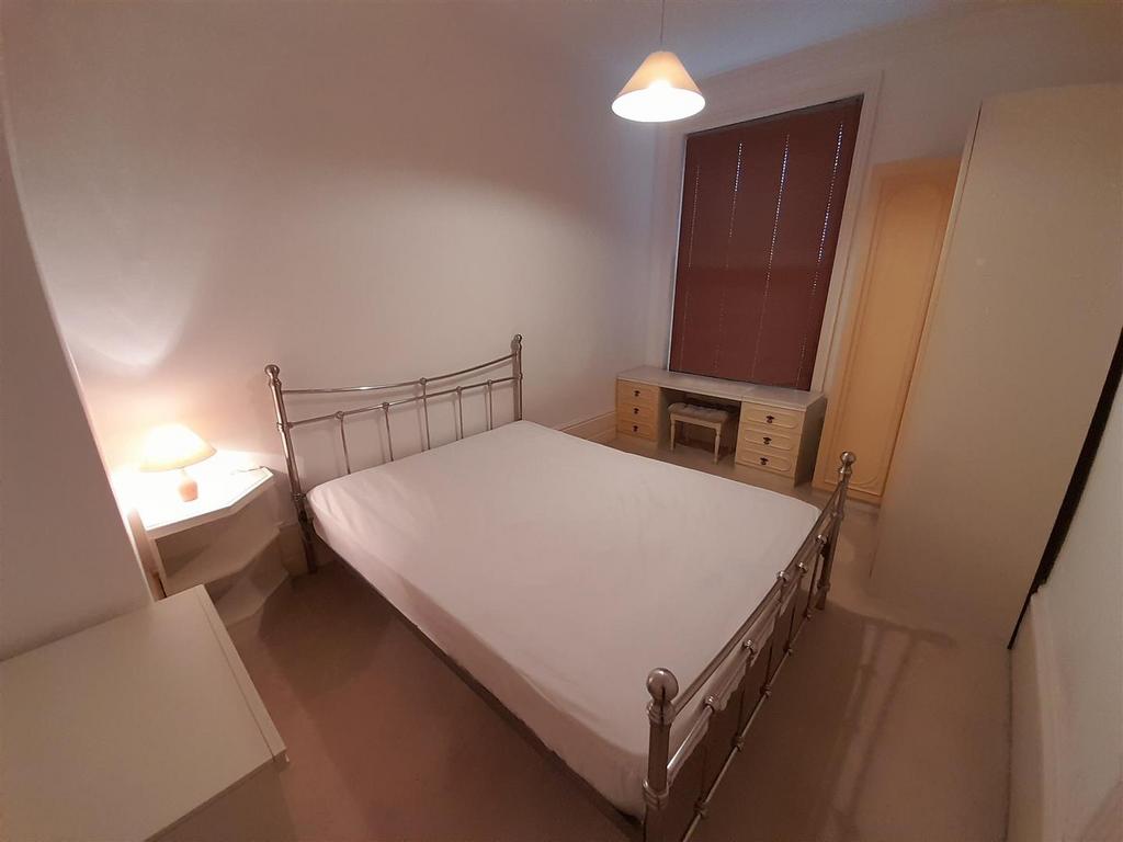 4 Waldrist Bedroom1 photo1.jpg