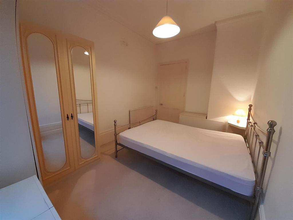 5 Waldrist Bedroom1 photo2.jpg