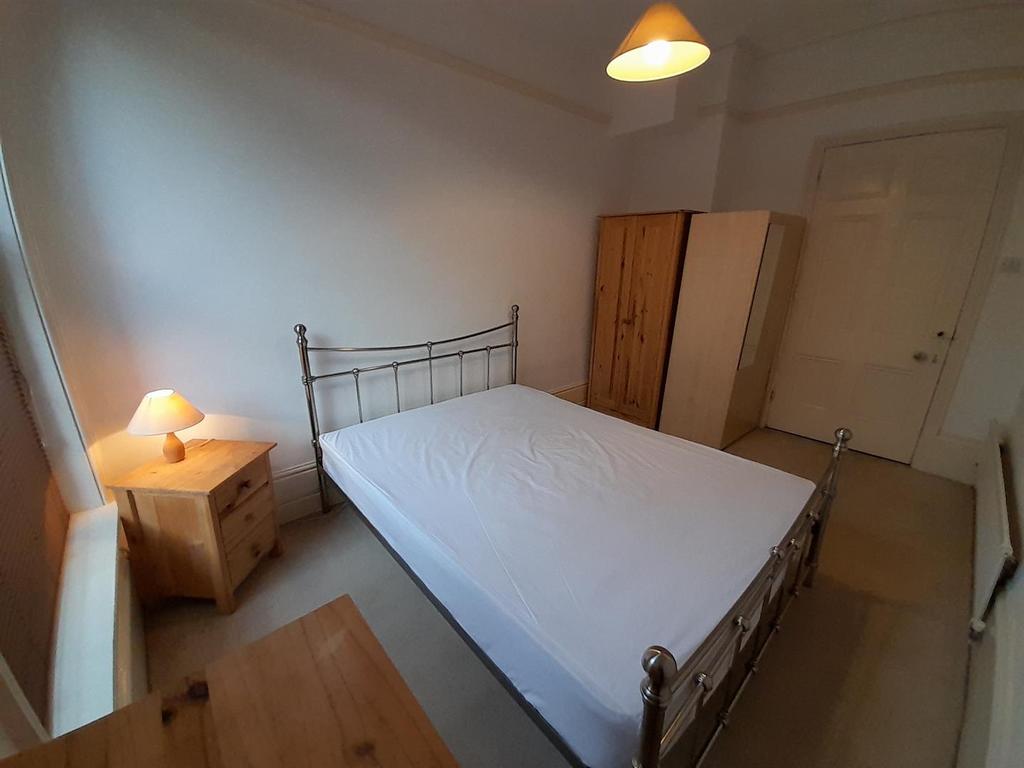 7 Waldrist Bedroom2 photo2.jpg