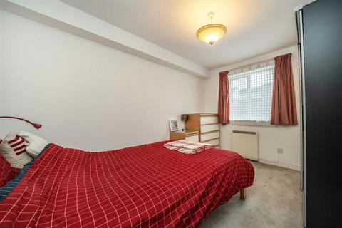 2 bedroom flat to rent, Dairyman Close, London NW2