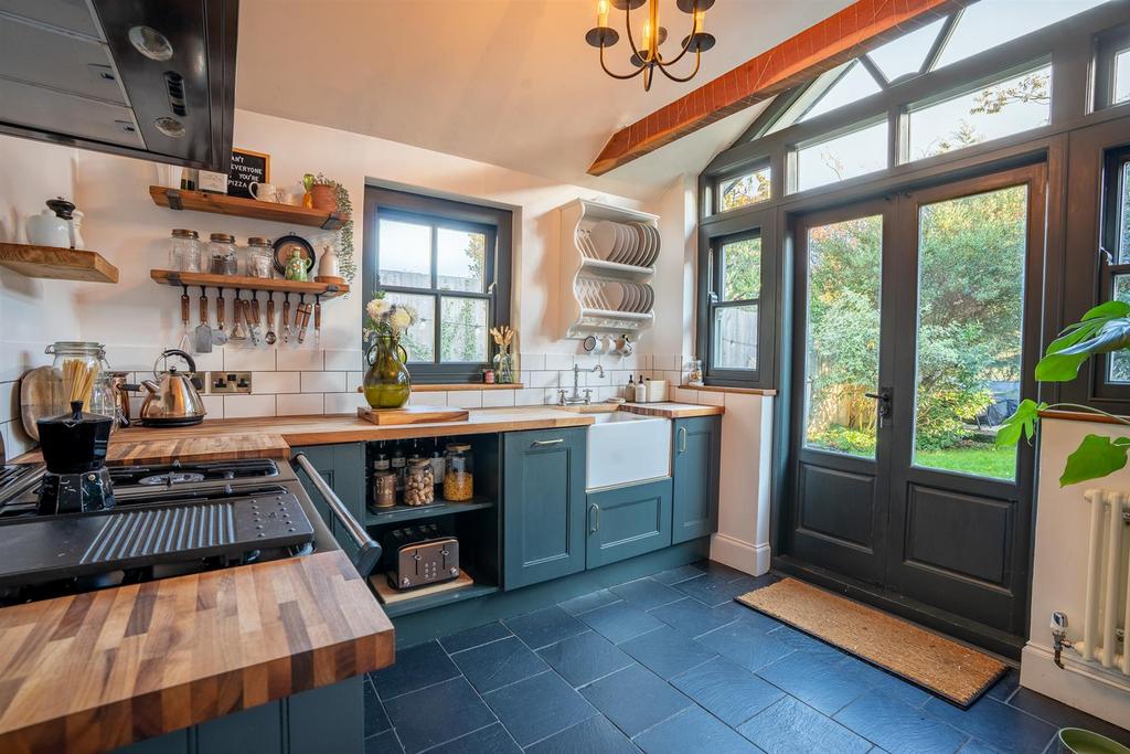 Kitchen 2.jpg