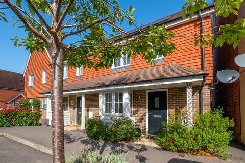 3 bedroom end of terrace house to rent, Brookfield Drive, Horley