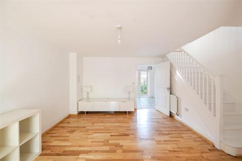 3 bedroom end of terrace house to rent, Brookfield Drive, Horley