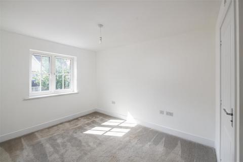 3 bedroom end of terrace house to rent, Brookfield Drive, Horley