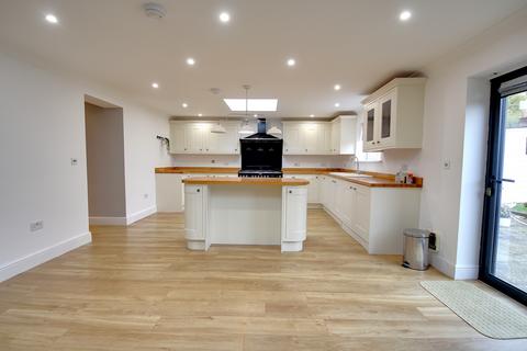 2 bedroom semi-detached bungalow to rent, Park Road