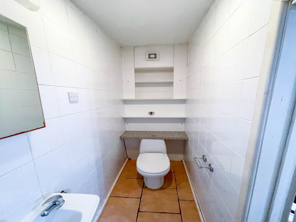 Ensuite bathroom (1)