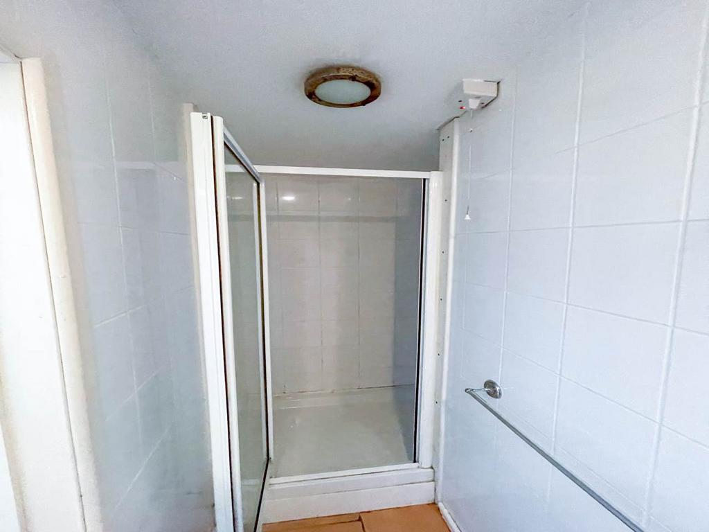 Ensuite bathroom (2)
