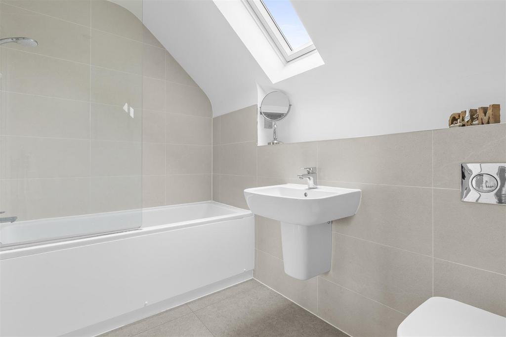 14 Queens Court, Amersham Road, HP15 7 HN-10.jpg