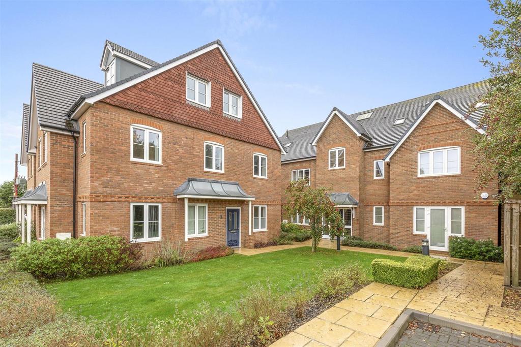 14 Queens Court, Amersham Road, HP15 7 HN-12.jpg