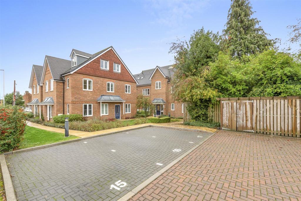 14 Queens Court, Amersham Road, HP15 7 HN-13.jpg