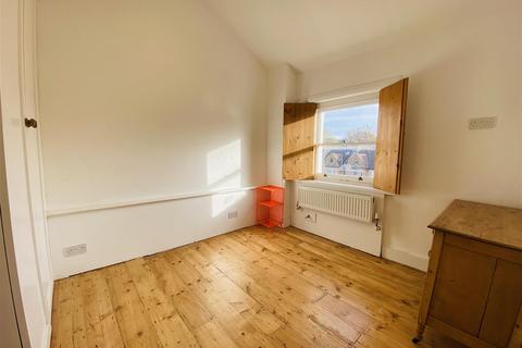 2 bedroom flat to rent, 2 Bedroom Flat - Gipsy Road