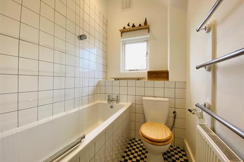 2 bedroom flat to rent, 2 Bedroom Flat - Gipsy Road