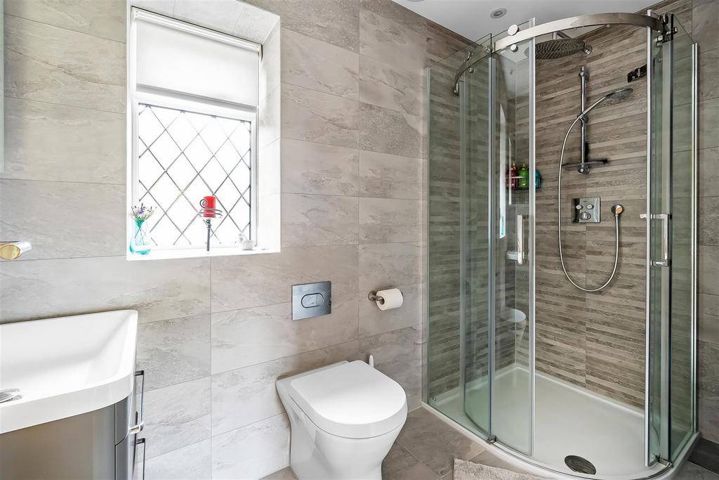 Ensuite 2.jpg