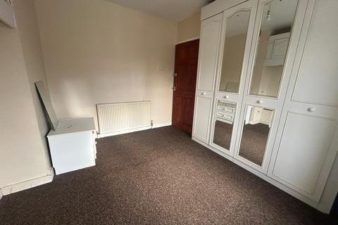 3 bedroom semi-detached house to rent, Wingfoot Avenue, Wolverhampton WV10
