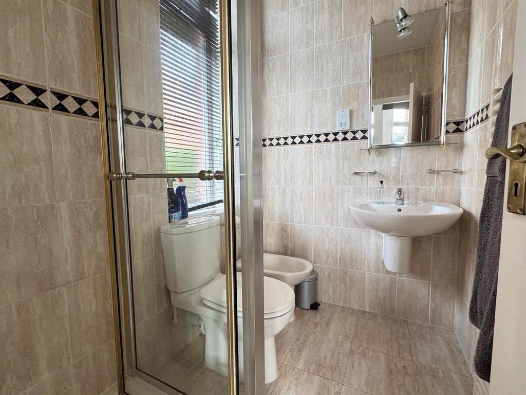 En suite shower room/wc