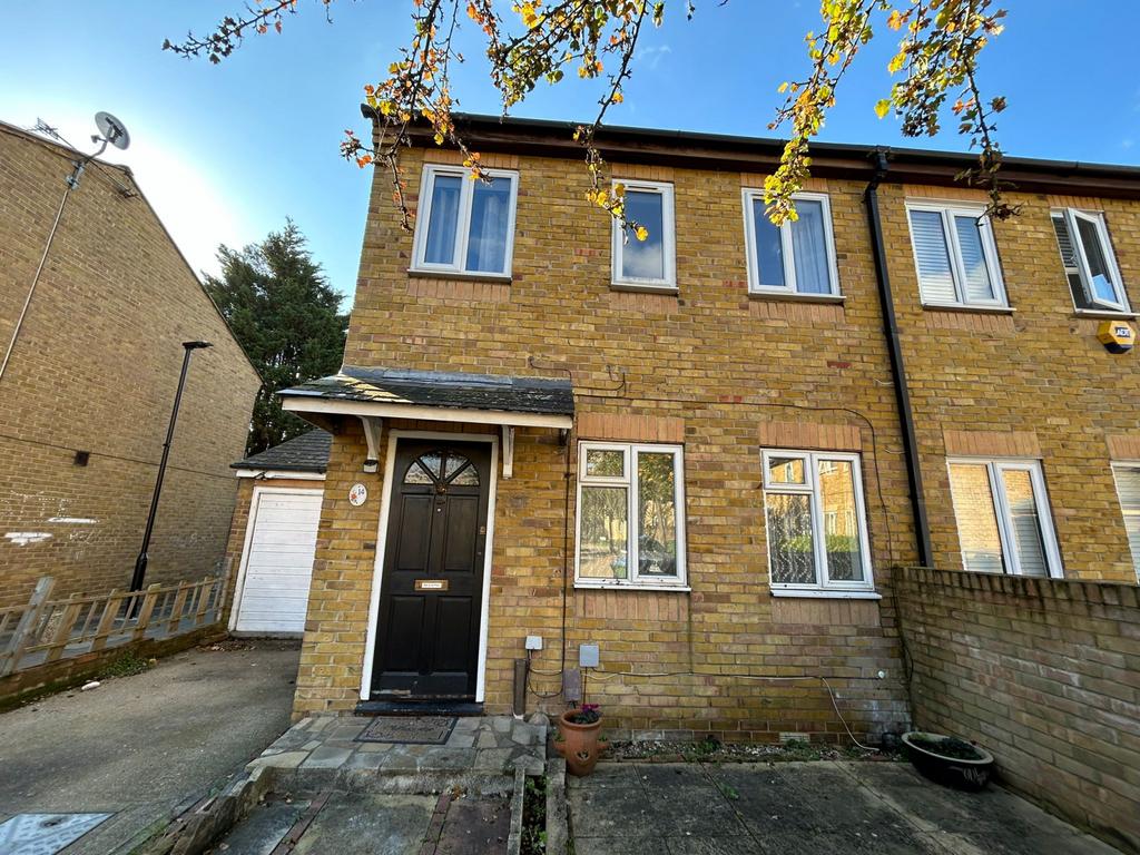 3 Bedroom Semi-Detached House, Woolwich, SE28