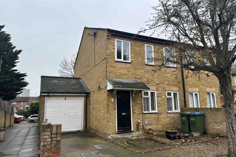 3 bedroom semi-detached house to rent, Camelot Close, London, SE28