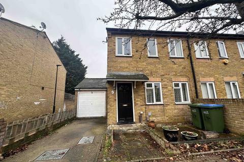3 bedroom semi-detached house to rent, Camelot Close, London, SE28