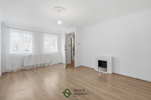 3 bedroom semi-detached house to rent, Camelot Close, London, SE28